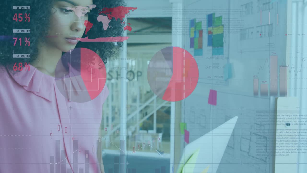 animación de la interfaz infográfica sobre una mujer biracial de pie y usando una computadora portátil en la oficina