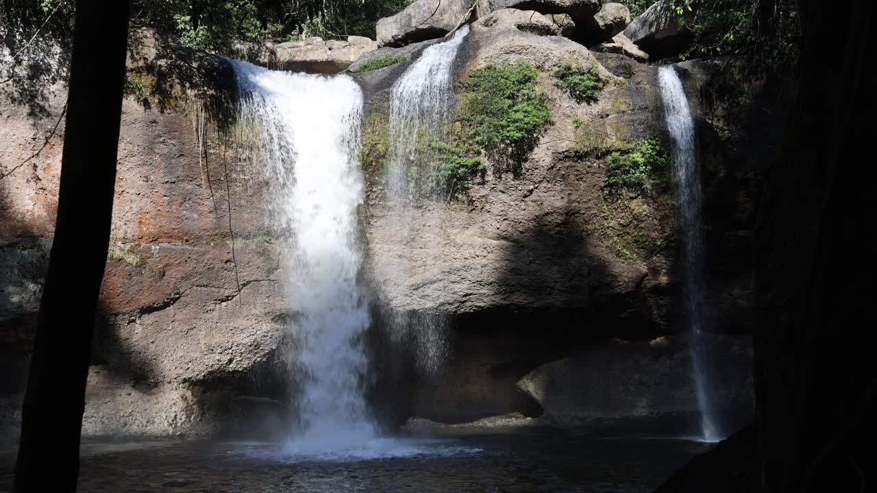 Cataratas en cascada rodeadas de exuberante vegetación