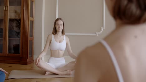 mujeres practicando yoga