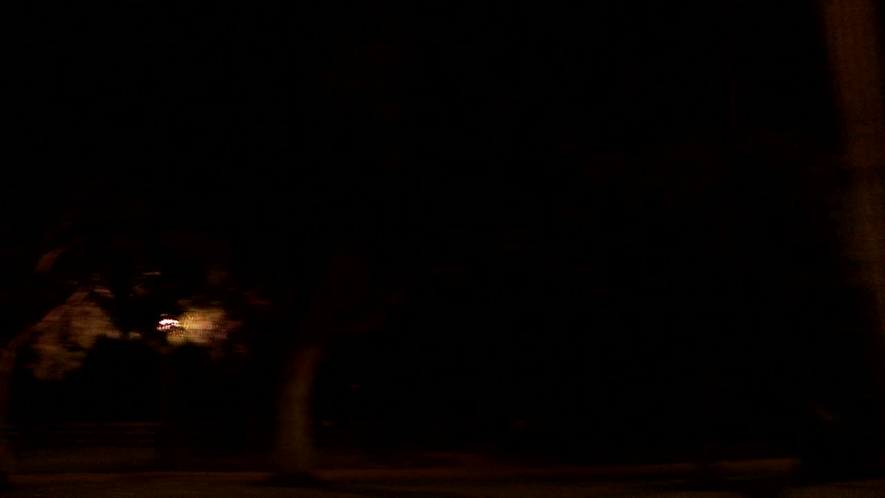 un automóvil viaja a lo largo de una calle en la noche en los ángeles california como se ve a través de la ventana lateral 2