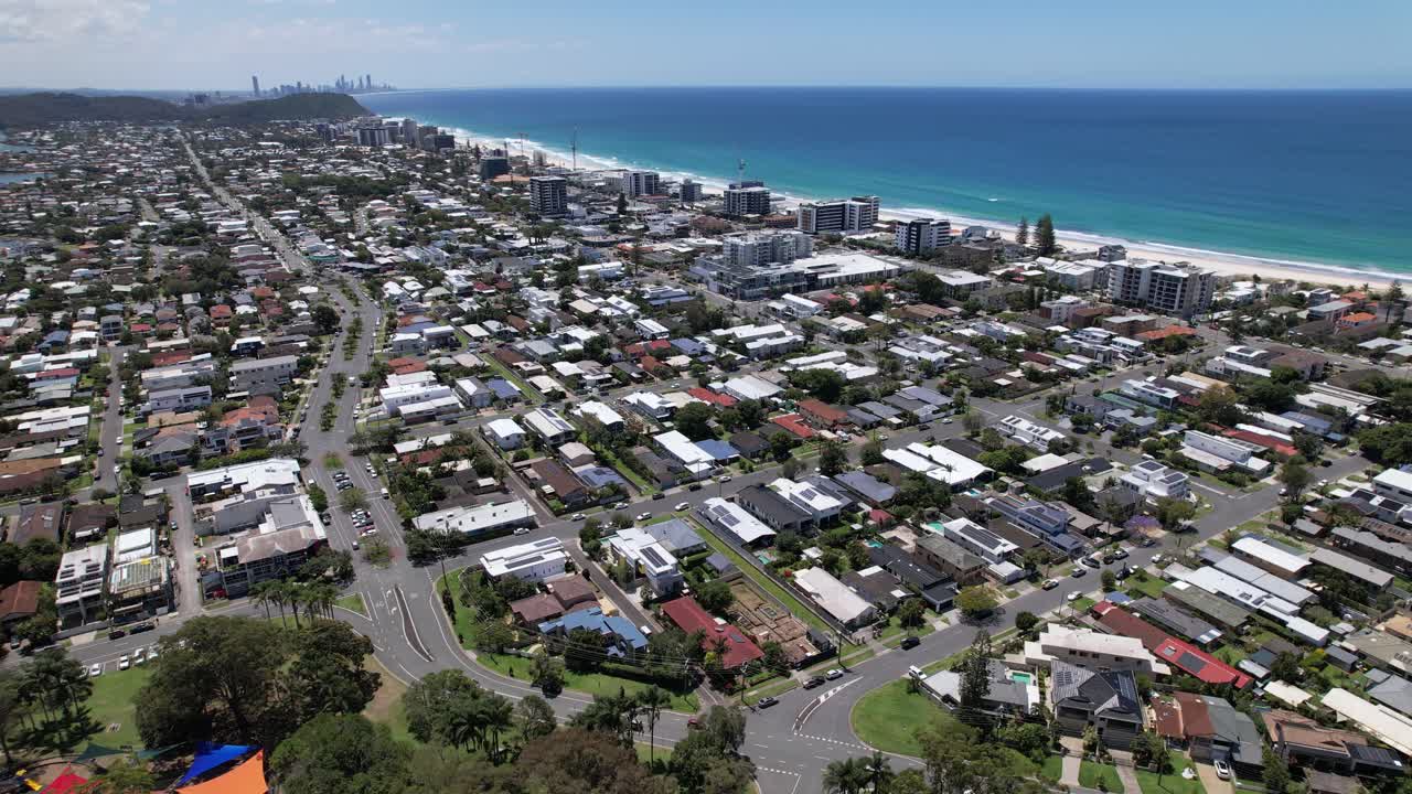 Rannikkoesikaupunki Palm Beach Gold Coast Cityssä, Queenslandissa, Australiassa – Ilmakuva.