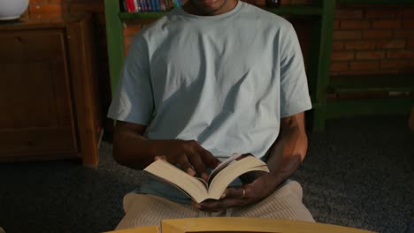 hombre leyendo un libro