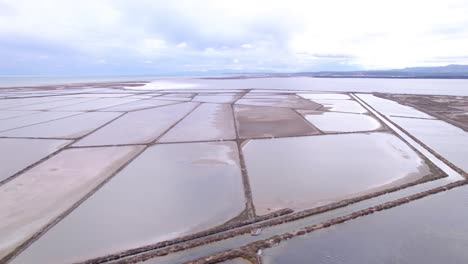 Vista-Aérea-De-Algunos-Lagos-Salados-En-El-Sur-De-Francia-En-Un-Día-Nublado.