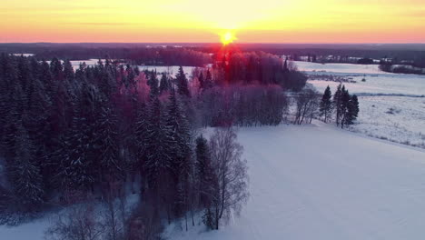 puesta de sol sobre un campo nevado de invierno - paso aéreo