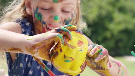 niña preescolar linda aprendiendo a pintar niñas pequeñas pintando en la cara