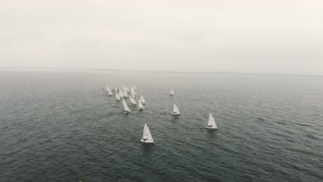 Sloop-Segelboote-Zeichnen-Sich-Durch-Gegenwind-Aus,-Wie-In-Dieser-Aufnahme-Zu-Sehen-Ist