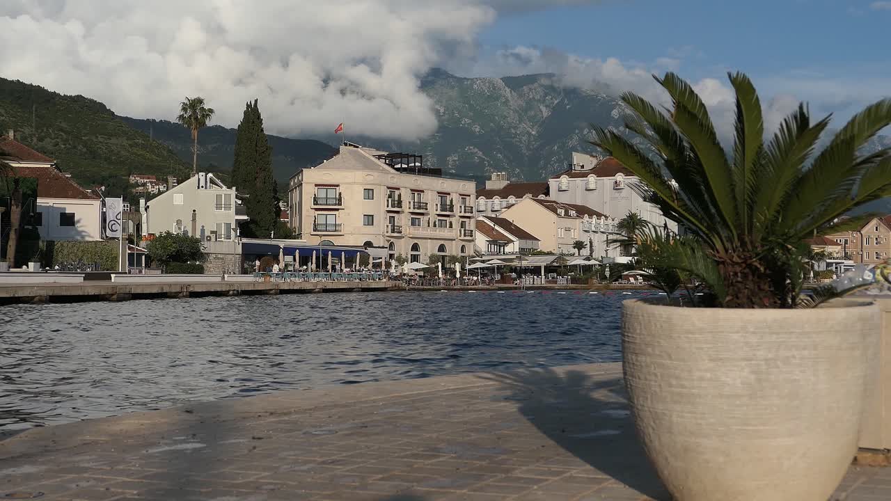 아름다운 해변 산책로, 산에 인접한 해안 도시, 지중해