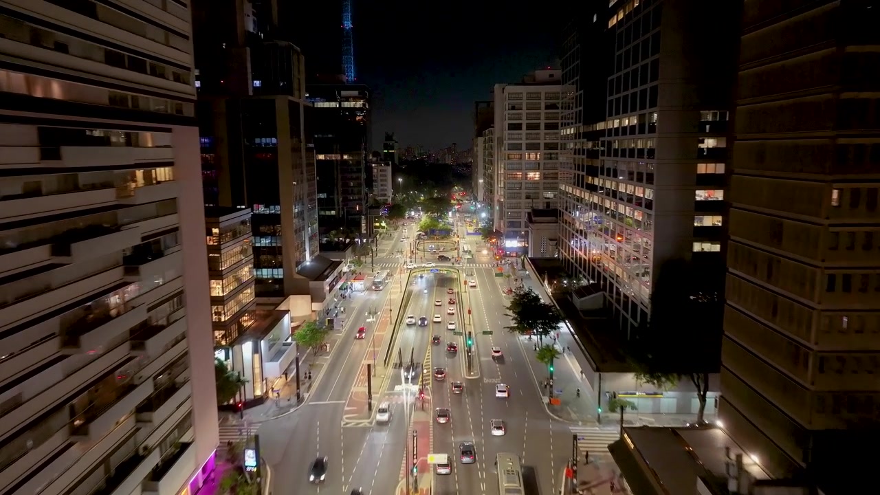 Viale Paulista di notte a San Paolo, Brasile. Paesaggio urbano notturno. Quartiere centrale. Edifici a molti piani. Viale Paulista di notte a San Paolo, Brasile. Turismo della vita notturna.