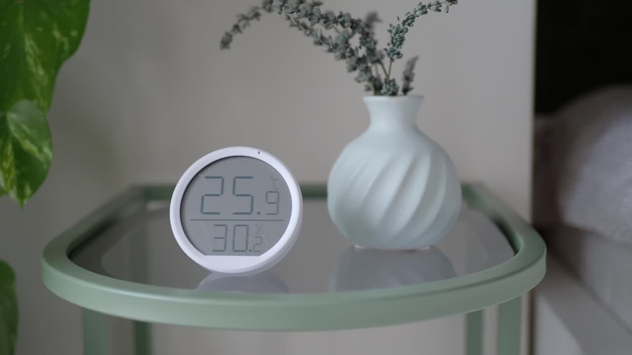 Digital termometer och hygrometer som visar inomhustemperatur och luftfuktighet.
