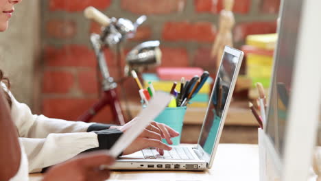 Casual-business-team-working-at-desk