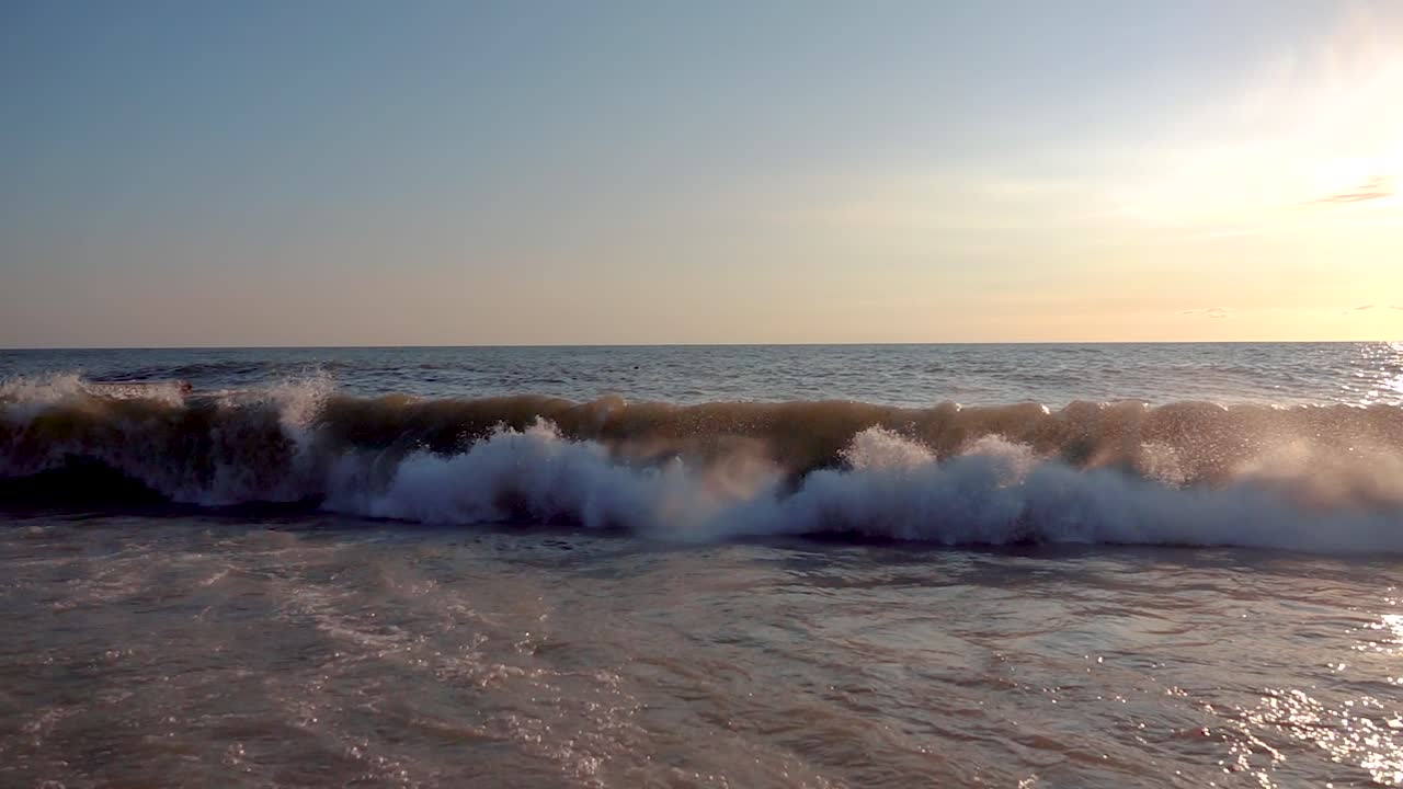 해가 지면 강력한 파도가