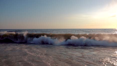 poderosas olas al atardecer
