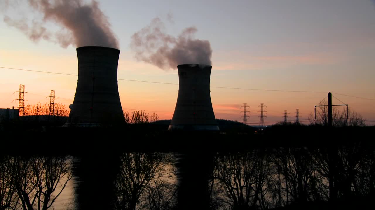 puesta de sol detrás de la planta de energía nuclear