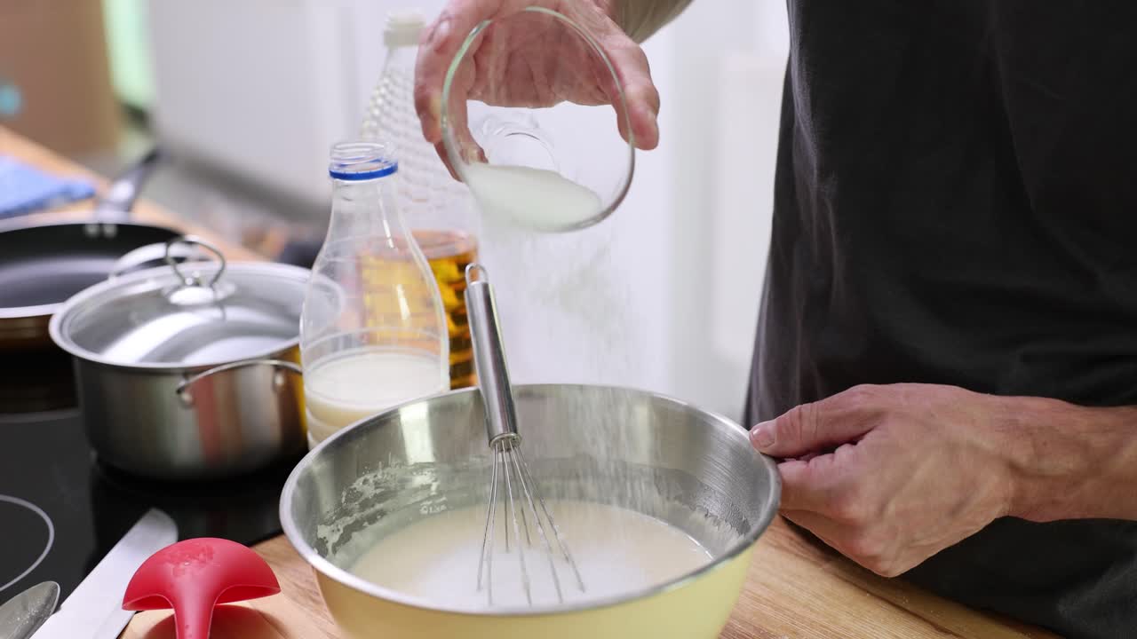 preparando comida en la cocina