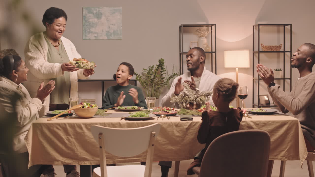 집에서 함께 크리스마스를 축하하는 가족