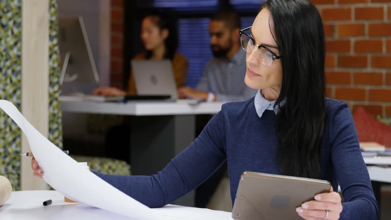ejecutivo trabajando en la mesa en la cafetería de la oficina 4k