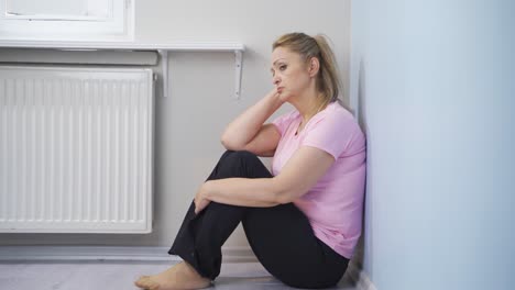 una mujer deprimida sola en casa.