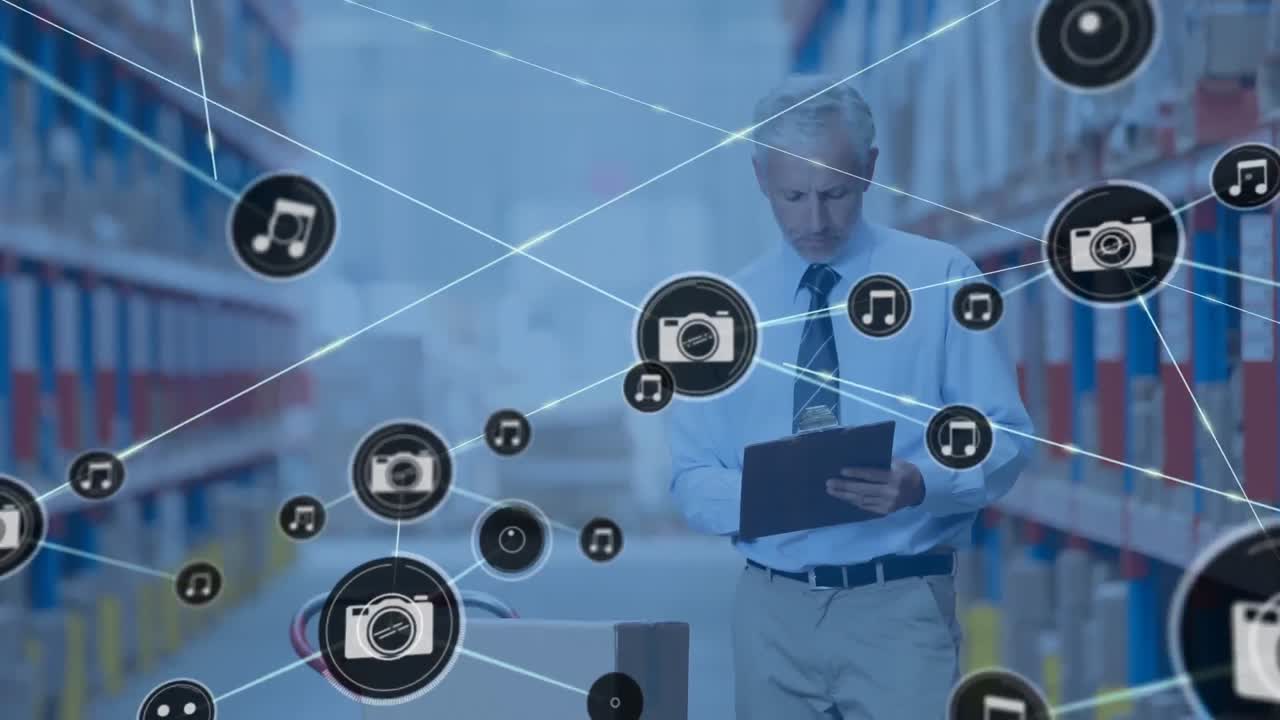 animación de la red de conexiones con iconos sobre el hombre escribiendo en el clipboard en el almacén