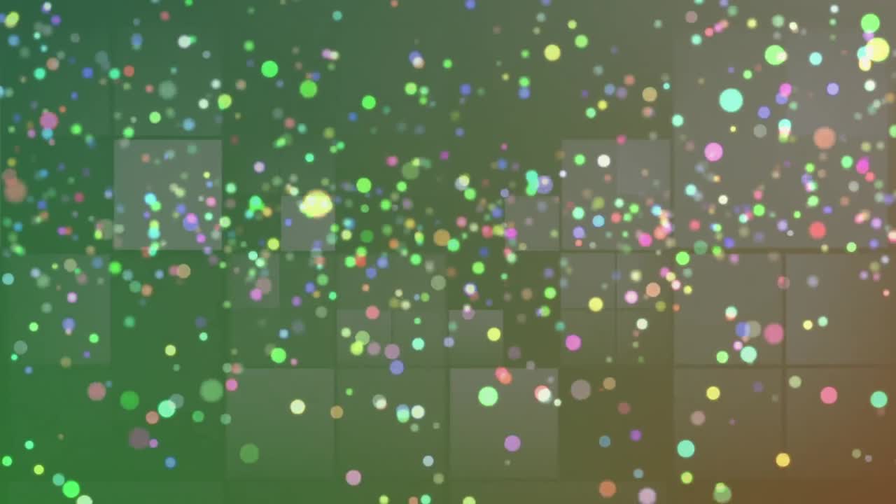 검은 바탕에 반 ⁇ 이는 빛의 사각형 위에 떠다니는 색 ⁇ 의 크리스마스 불빛의 애니메이션