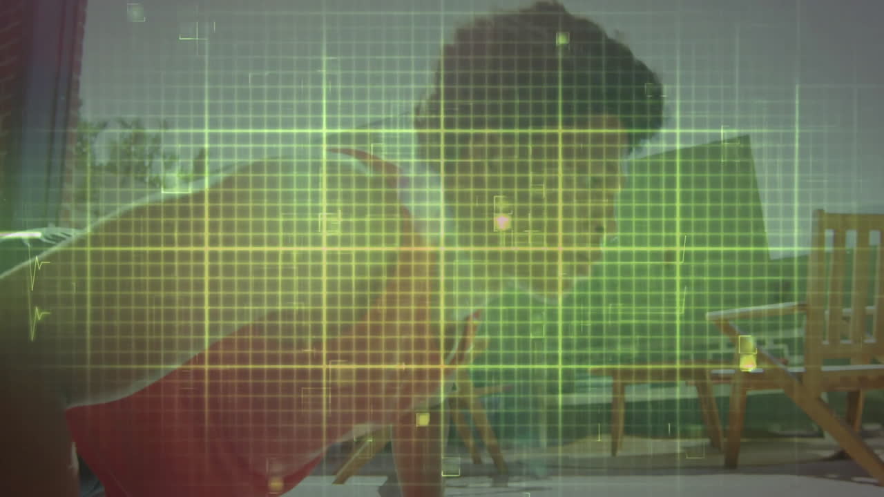 animación de procesamiento de datos sobre hombre afroamericano haciendo flexiones