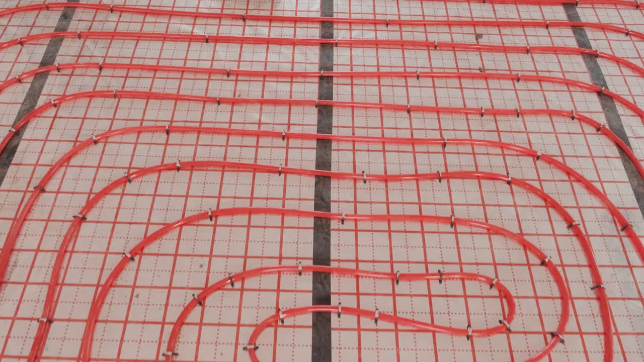 instalación de tuberías de calefacción por suelo para la calefacción de agua. sistemas de caleficación. tuberías para un piso aislado térmicamente.