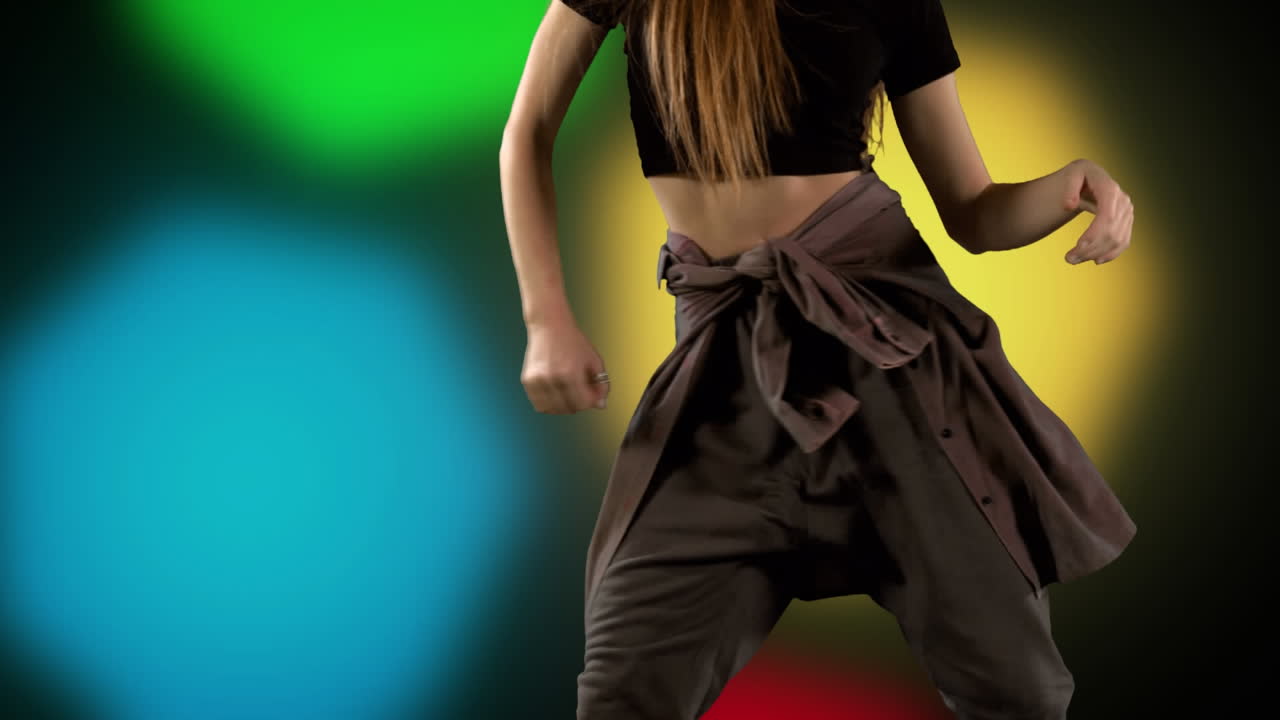 Animazione di una donna caucasica che balla e faretti che sfarfallano