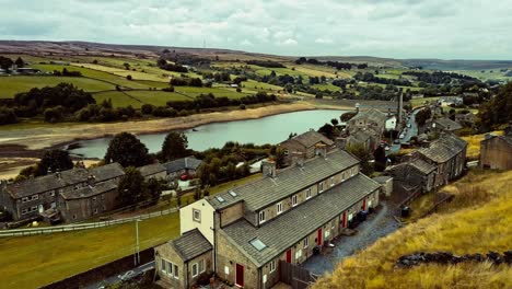 Drohnenaufnahmen-Aus-Der-Luft-Einer-Ländlichen-Industriestadt-In-Yorkshire-Mit-Altem-Mühlenkamin