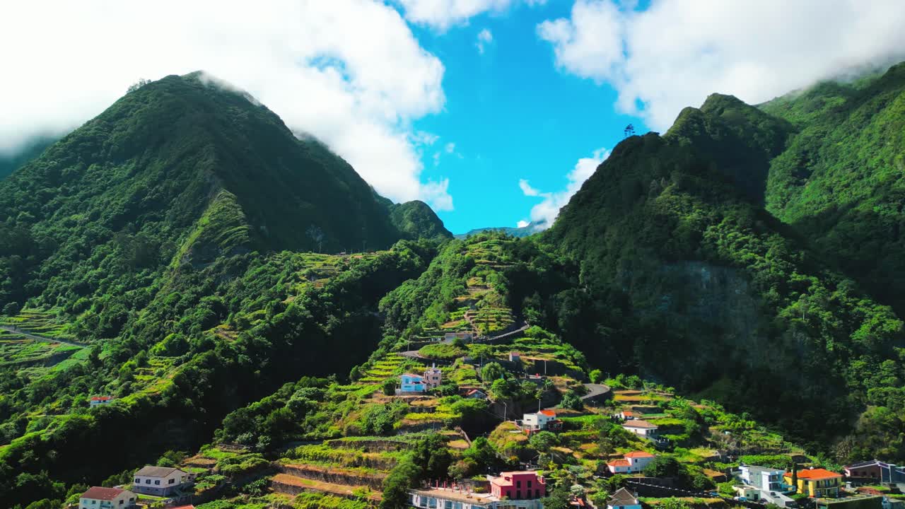 무성한 녹색 언덕으로 둘러싸인 다채로운 주택이 있는 포르투갈의 세익살 마을