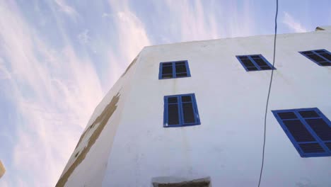 Edificio-blanco-con-ventanas-azules