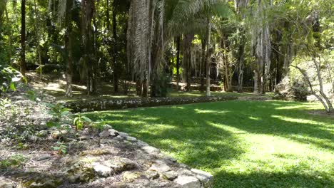 Edificio-De-Las-Once-Puertas,-Vista-Desde-El-Final-De-La-Cancha-De-Pelota-En-El-Sitio-Maya-De-Kohunlich---Quintana-Roo,-México