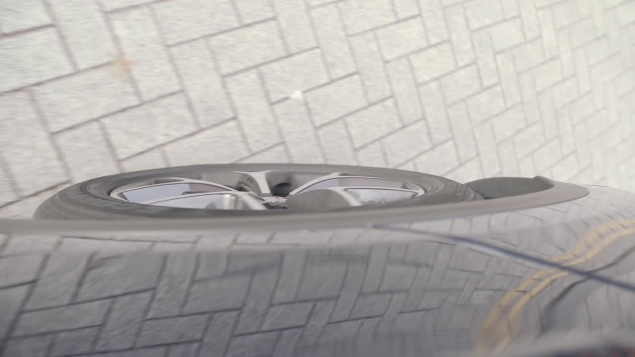 cámara montada en el costado de un automóvil que filma la rueda