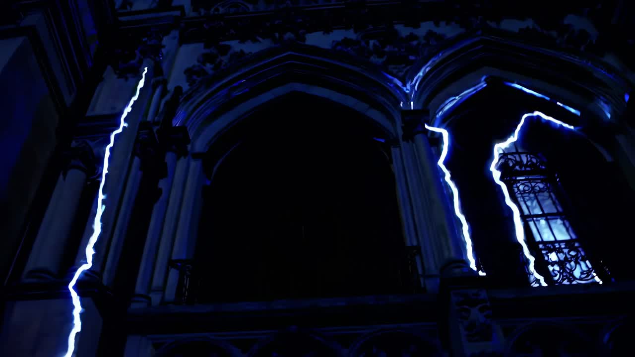 밤에 고 양식의 건축물