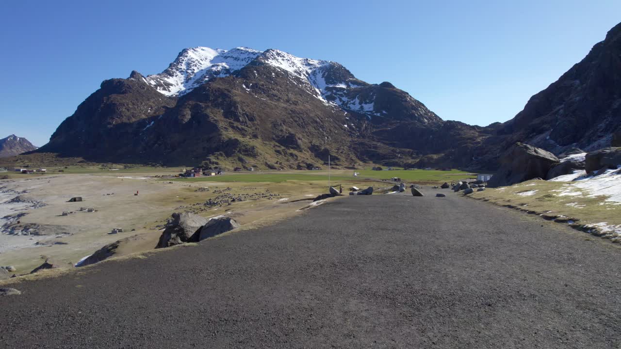 에어 포워딩  (aerial forwarding shot) 은 로포텐 (lofoten) 에 있는 캠핑 장소인 우타클리브 해변에서 눈이 인 유명한 피크 히멜티덴 (himmeltinden) 을 촬영했다.