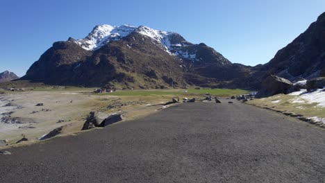 fotografía aérea en el campamento uttakleiv playa en lofoten con la nieve cubierta famoso pico himmeltinden