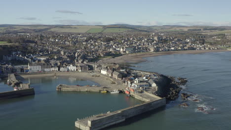 Eine-Luftaufnahme-Der-Stadt-Stonehaven-Und-Des-Hafens-An-Einem-Sonnigen-Tag,-Aberdeenshire,-Schottland