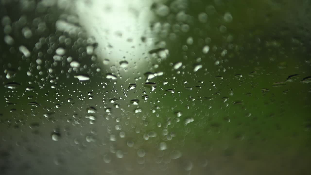 자동차 앞 유리창에 떨어지는 비의 움직임