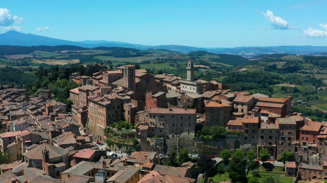 vista aérea de la ciudad italiana de montepulciano en la cima de una colina