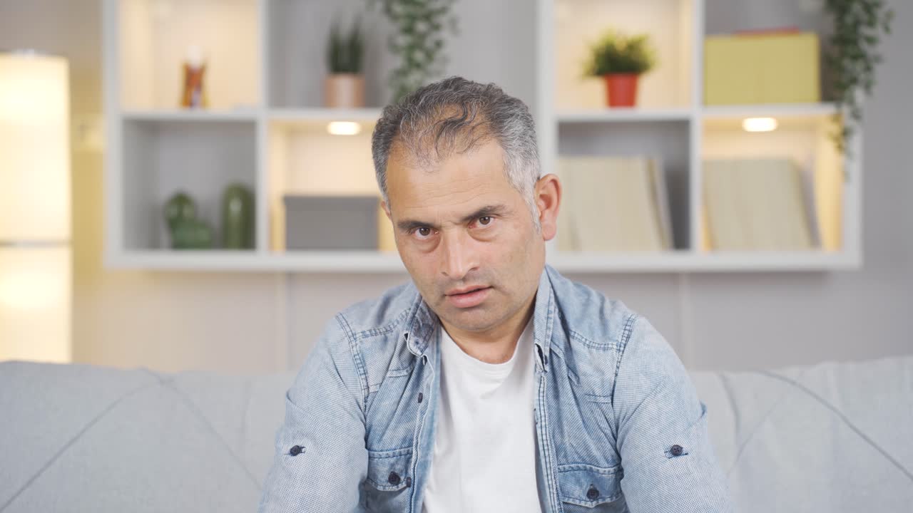 el hombre que suspira y se hincha de aburrimiento.