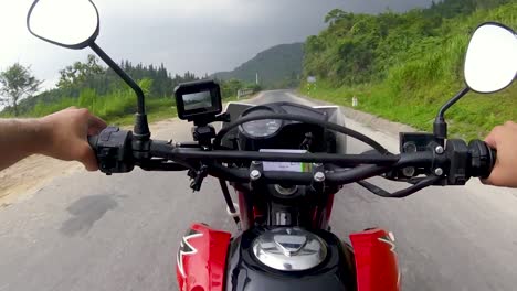 vista montada en el pecho de un hombre que conduce una motocicleta a lo largo de caminos sinuosos en el clima tormentoso de las montañas del norte en vietnam-2