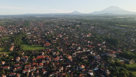 Toma-De-Establecimiento-De-La-Ciudad-Cultural-Llamada-Ubud-Con-Vistas-Al-Volcán-Agung-Al-Fondo-Durante-El-Amanecer-En-Bali,-Indonesia.