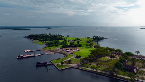 Una-Vista-Aérea-De-La-Belleza-Tranquila-Y-Aislada-De-Hart-Island,-Enclavada-En-Long-Island-Sound