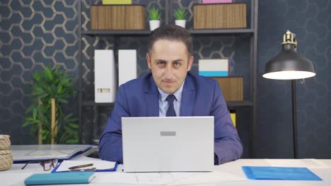 hombre de negocios guiñando el ojo a la cámara.