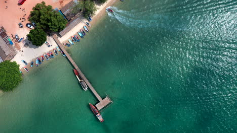 imágenes de drones aéreos verticales de arriba hacia abajo volando sobre un compañero en una playa en camboya