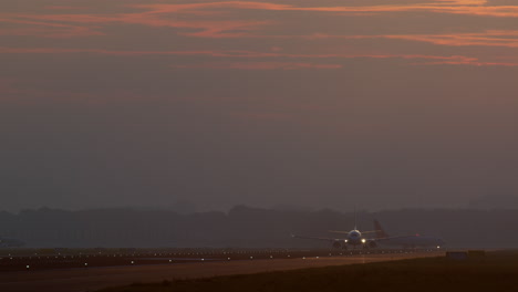despegue y aterrizaje del avión durante el amanecer o la puesta del sol