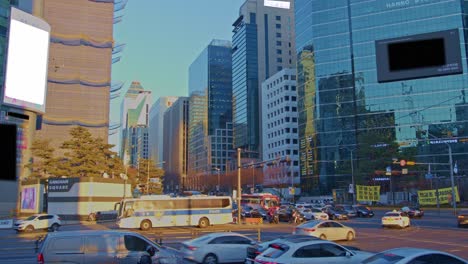 한국, 서울, 자동차, 버스, 고층빌딩, 대형 도시 건축물이 있는 강남 교통의 대도시 생활