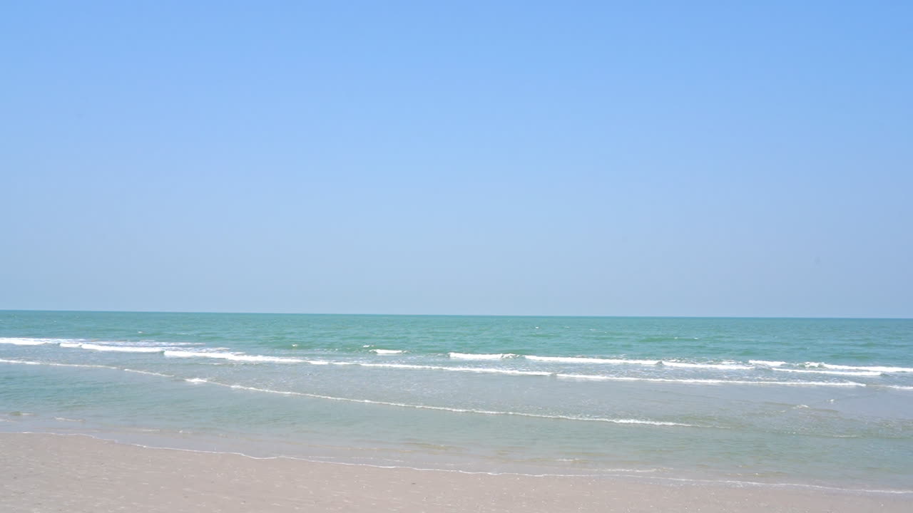 거품이 이는 바다나 파도가 구르고 구름 없는 날에 모래 해변에 온다