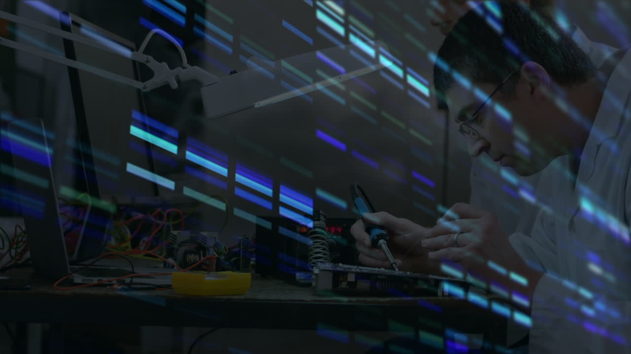 animación del procesamiento de datos sobre científicos varones caucásicos