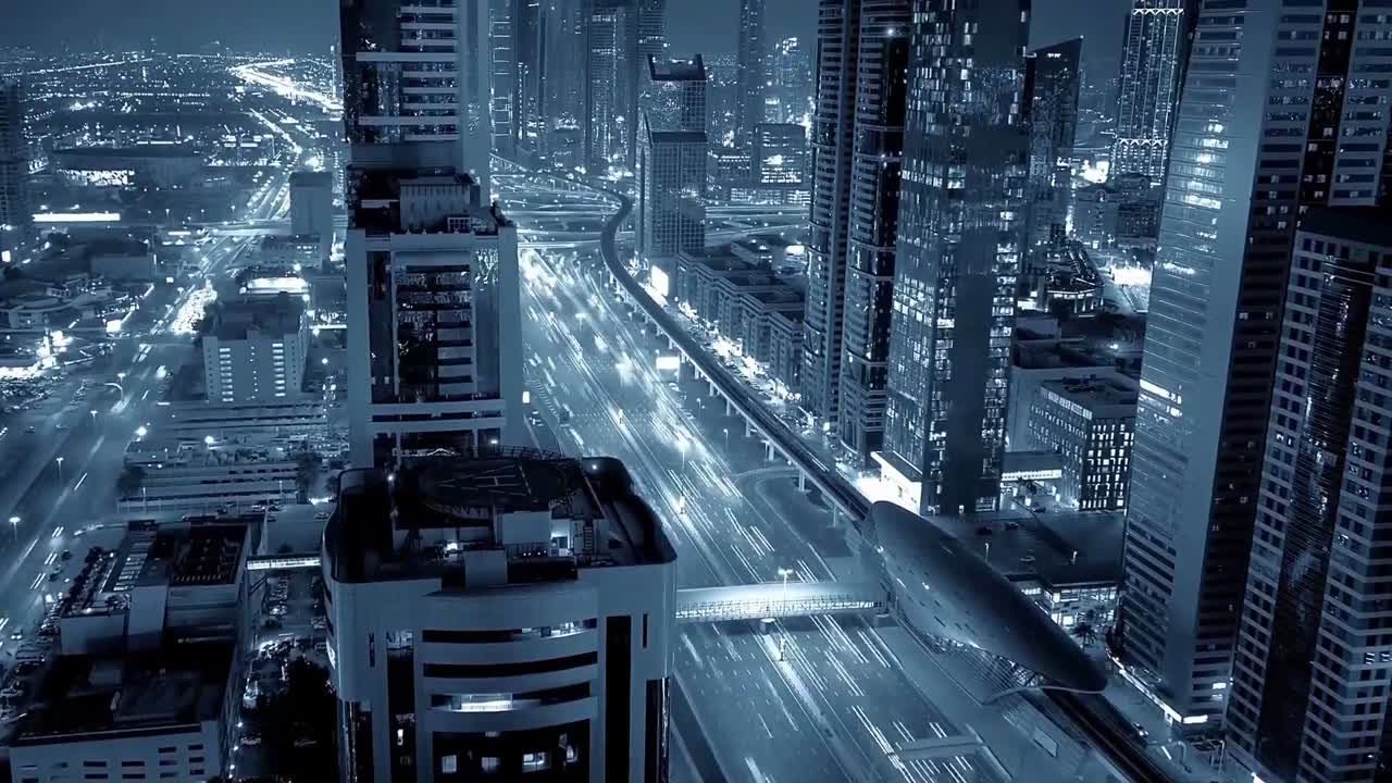 Verkehr auf Stadtstraßen. Zeitraffer-Stadtansicht.
