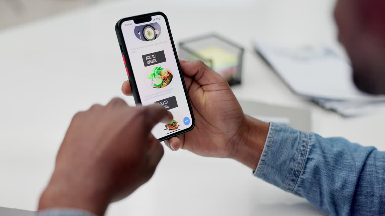mani, telefono e cibo sull'app di commercio elettronico