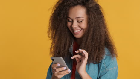 Kaukasische-Frau-Mit-Lockigem-Haar,-Die-Auf-Dem-Smartphone-Scrollt.